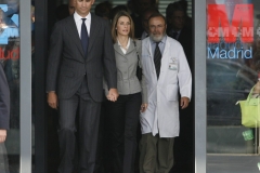 ESPAÑA-ACCIDENTE AÉREO:MD102. MADRID, 21/08/08.- Los Príncipes de Asturias, Don Felipe y Doña Letizia, acompañados de un facultativo del Hospital de La Paz, a su salida del centro hospitalario donde visitaron a los heridos del accidente aéreo ocurrido ayer en el aeropuerto de Barajas que se encuentran ingresados en este centro. EFE/Juan Carlos Hidalgo